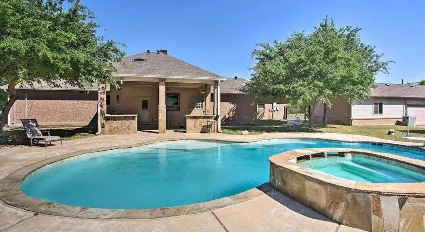Heated Pool, Pool Table, Hot Tub, Home Theatre, Guest House, Basketball Court, Sleeps-20 - Image 1