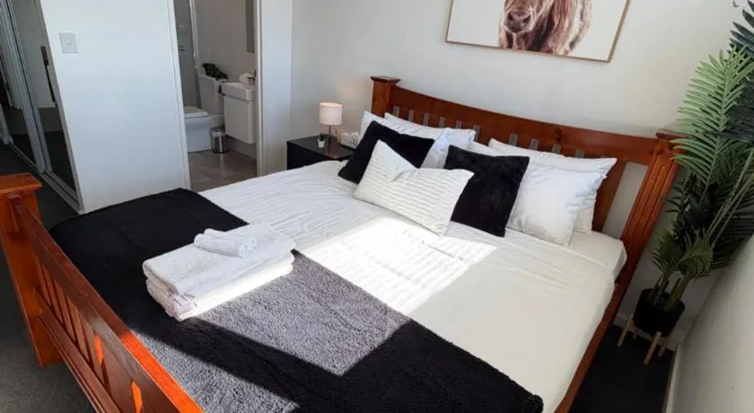 Stylish Escape near DFO and Sydney Olympic Park - Image 1