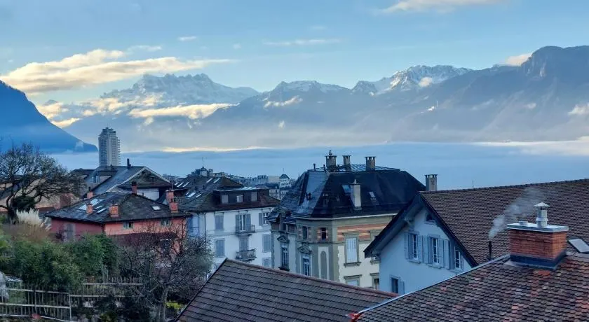 Inspiration room, lake, mountains, balcony in Montreux city center - Image 1
