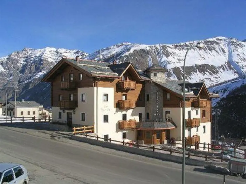 Hotel 2000 - Image 1