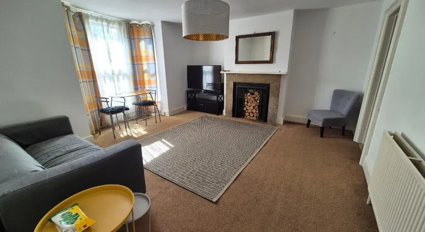 Spacious Central Reading Flat, 2 Double Beds, Wi-Fi, Parking - Image 1