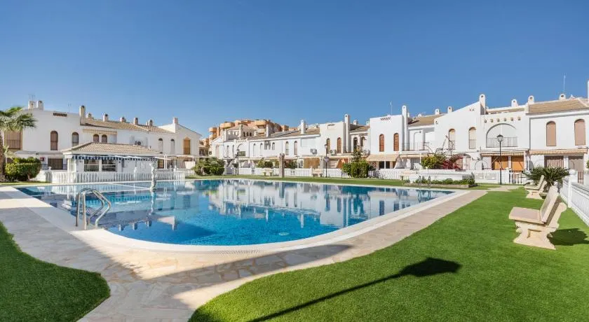 Villa '53 Luz Bahia' avec piscine partagée, jardin et Wi-Fi - Image 1