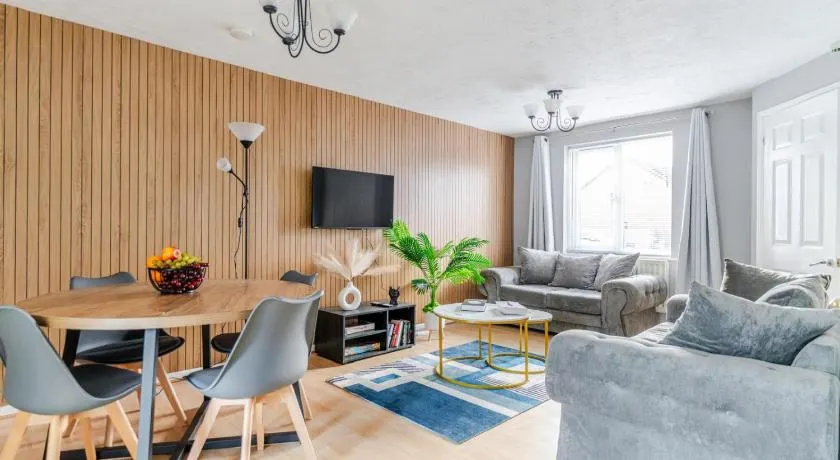 Modern Three Bedroom House Free parking wifi - Image 1