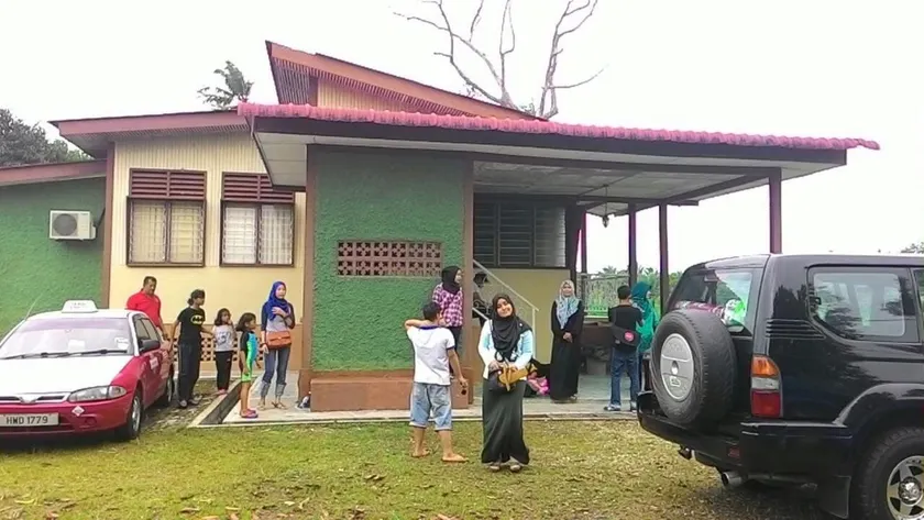 Villa Izzahrah Large Traditional  Homestay - Image 1