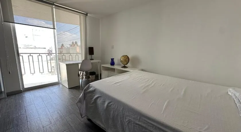 Suite Ejecutiva FINSA con Baño Privado y Parking - Image 1