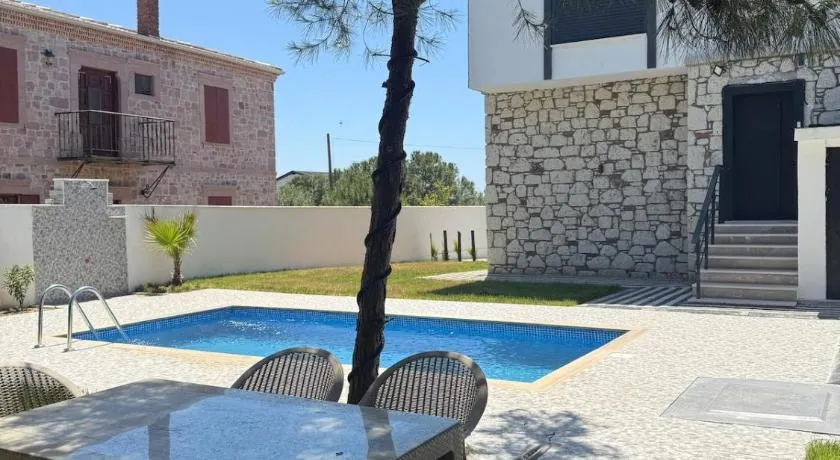 Modern Pool Villa near Sarımsaklı Beach in Ayvalık - Image 1