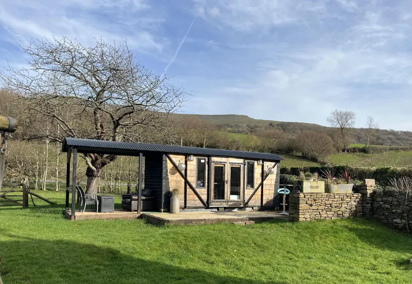 1 Bed Converted Railway Wagon Near Crickhowell - Image 1