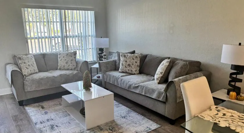 Modern townhouse, with two master suites in a gated community, tennis courts, basketball courts, huge swimming pool and playground - Image 1