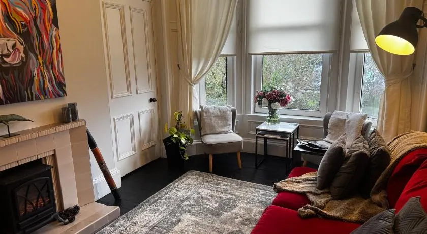 Beautiful traditional top floor flat in the center of Largs - Image 1