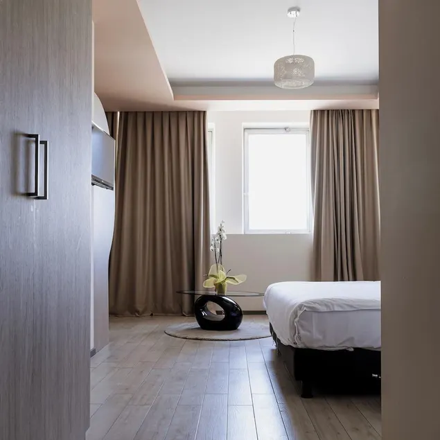 Queen Hotel - Image 1