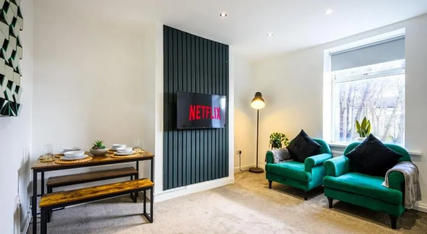 Homely 2 Bed Close to Leeds City Center by 53 Degrees Property, Sleeps 3 - Image 1