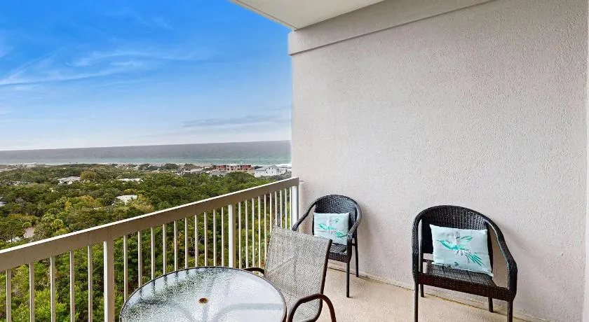 Top-Floor Studio with Ocean Views and Pool - Image 1