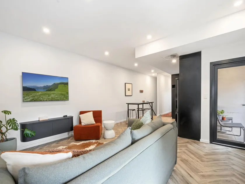 Bright Kingston Stay With Balcony Access - Image 1