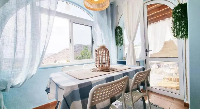 Stylish bungalow with sea views - Image 1