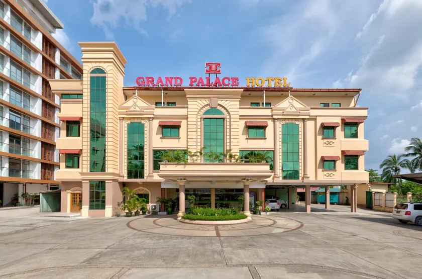 Grand Palace Hotel - Image 1