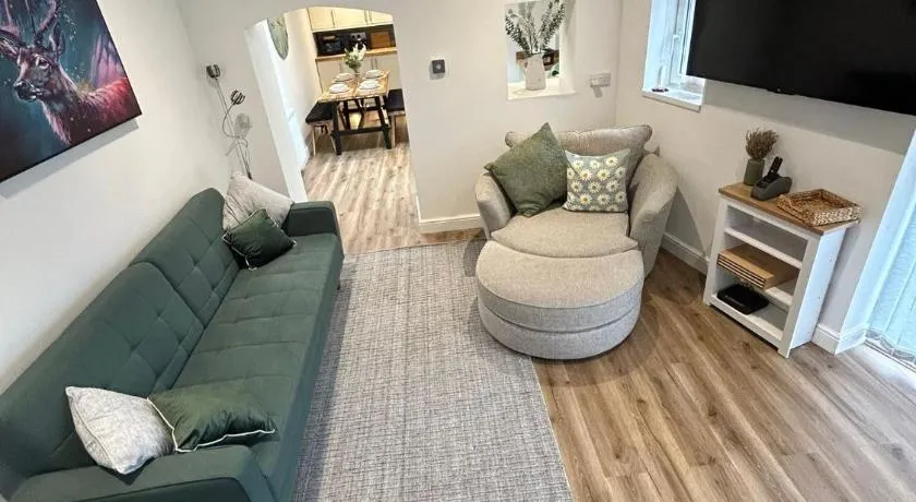 Lovely 2 Bedroom 2 Bathroom Cottage In Cheadle Staffordshire - Image 1