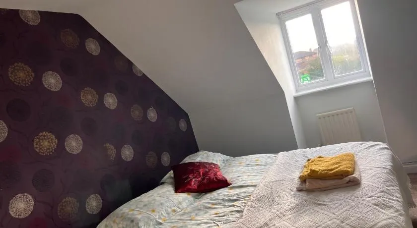 Corby Primrose Close Guest House - Image 1