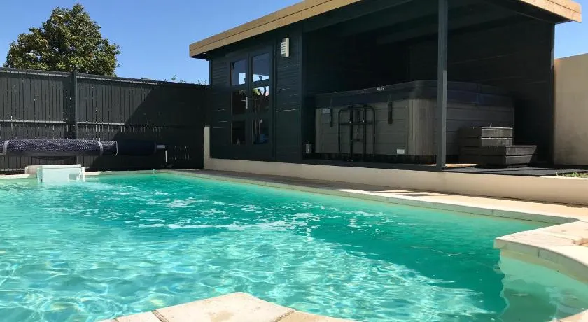 GuestHouse La Costière - logements indépendants - espace piscine jacuzzi - Image 1