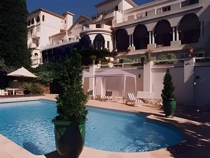 Auberge De La Calanque Le Lavandou - Image 1