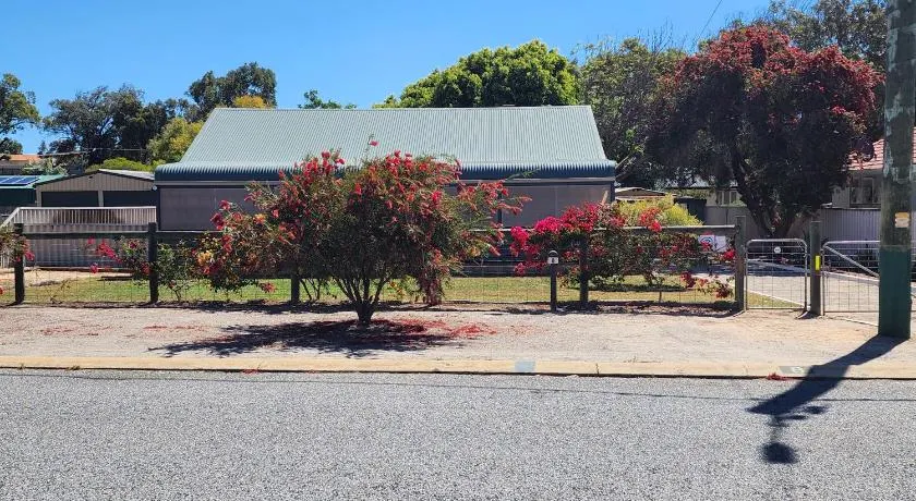 Bottlebrush Retreat Geraldton - Image 1