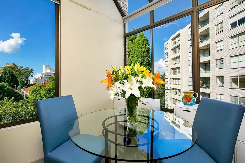 Spacious Bright Apartment in Cremorne - Image 1