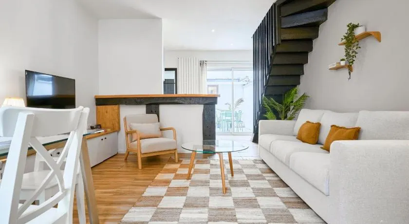 Maison trois chambres avec cour, parking gratuit - Image 1