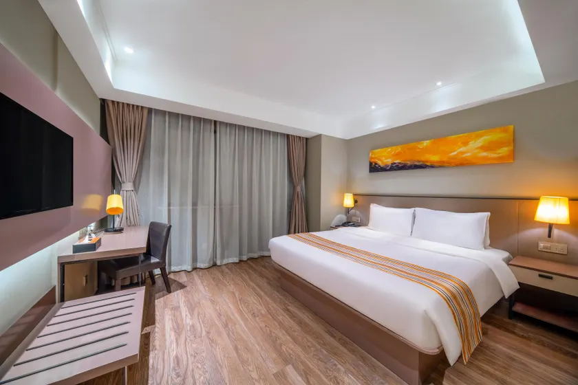 Home Inn Plus Guiyang Penshuichi Qianling Park Yan'an West Road Metro Station - Image 1