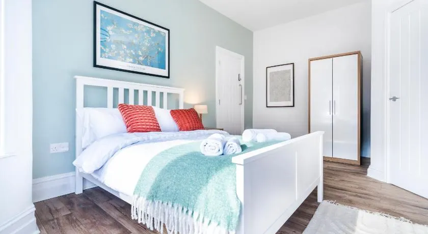 5 Bedroom House All En-Suite, Free Parking, Sleeps 10 - Image 1