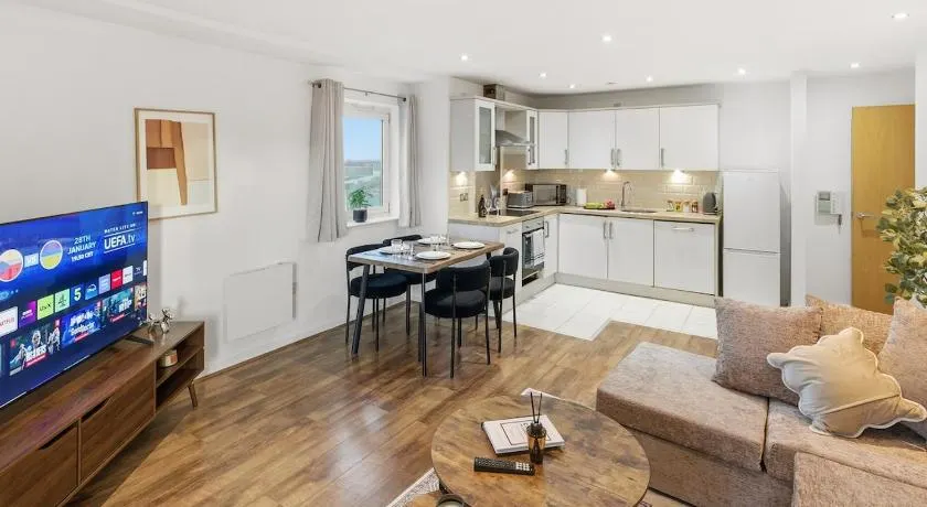 New Stylish 2-Bed Apartment - Wi-Fi, Netflix & Parking - Image 1