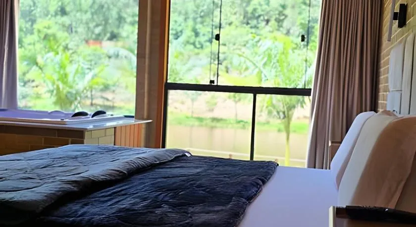 Chalés confortáveis com hidromassagem e vista para lago - Image 1