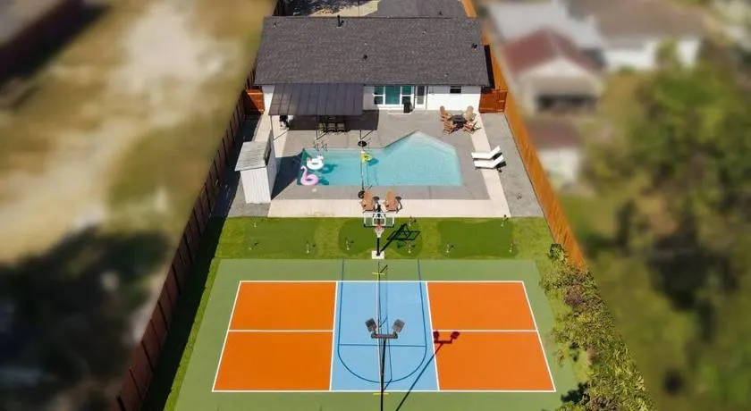 Pickleball Paradise Retreat - 4 Bedrooms, 2,5 Baths - Houston Downtown, Houston Heights - Pickleball and Basketball Court, Pool, miniGolf, Karaoke, Fire Pit, BBQ, Billiards, Ping Pong, Hockey, King Bed - Image 1