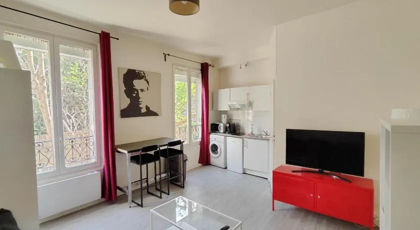 Comfy Parisian studio! - Image 1