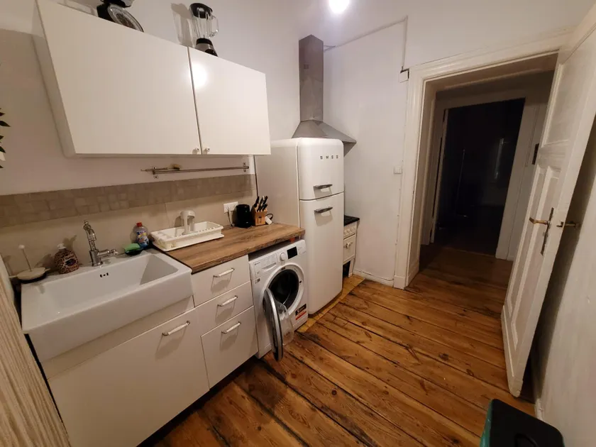 Charming Altbau Apartment with Historic Flair - Image 1