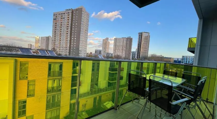 Stratford 2 bedroom Apartment with 2 Bathrooms & Great Links - Image 1