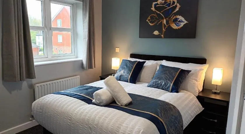 2 Bed House - Sleeps 6 - Parking - Wifi - Image 1