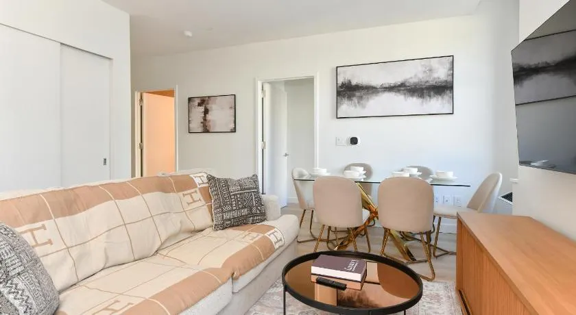 Urban Escape Bright 2BR 2BA in FiDi - Image 1