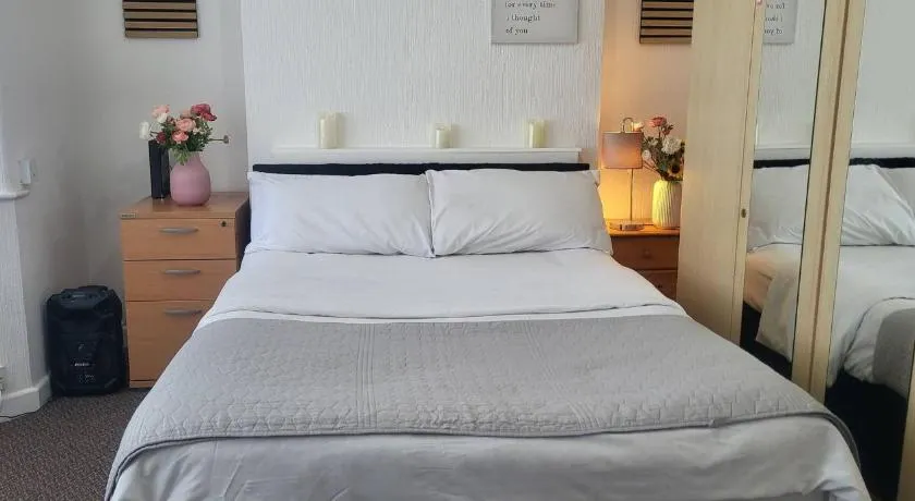 Room in House - Lovely Double bedroom near Manchester Airport - Image 1