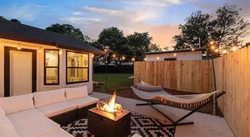 Minutes to Downtown -Fire Pit Pool Table Breakfast - Image 1