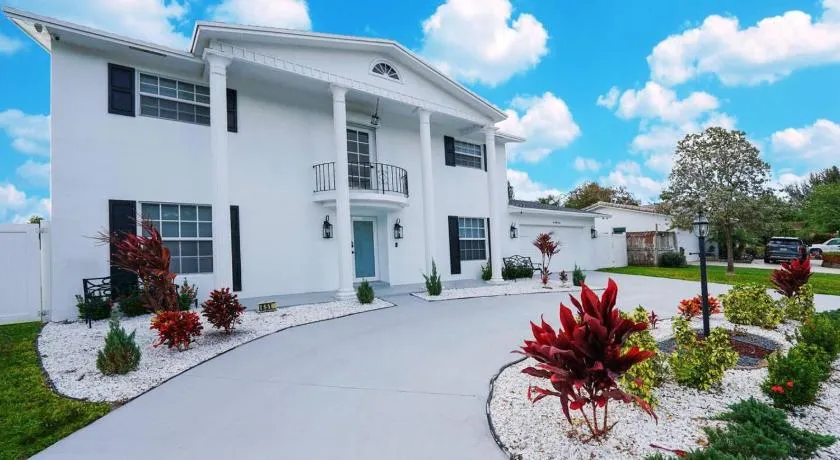 Newly Renovated Coconut Creek Home with Pool and Billiards - Image 1