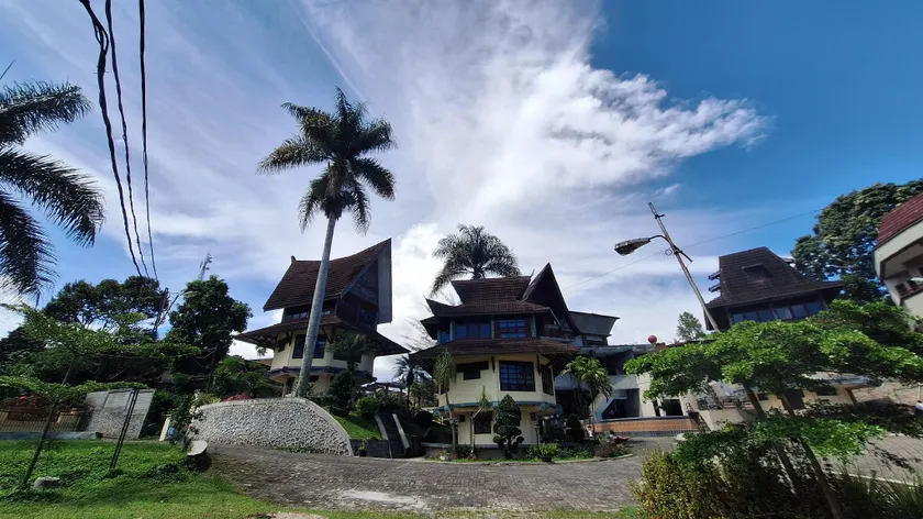 Sapadia Hotel Parapat - Image 1