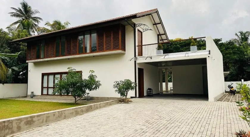 Lake Round Luxury House - Image 1