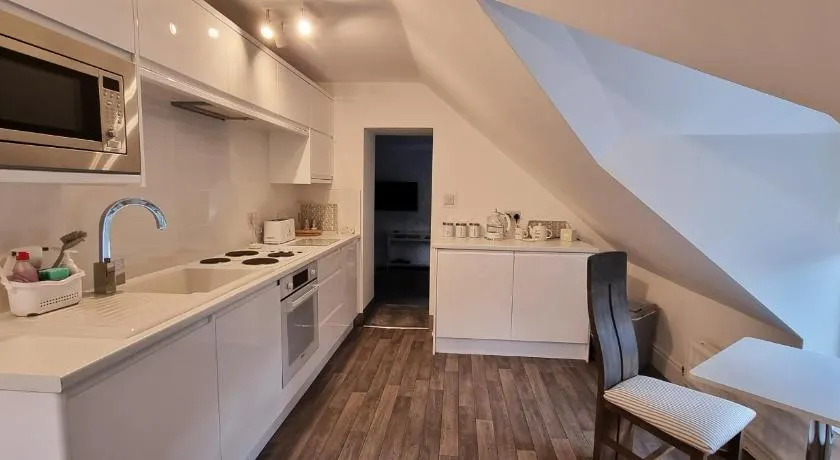 Modern and spacious 2 bedroom apartment with free parking - Image 1