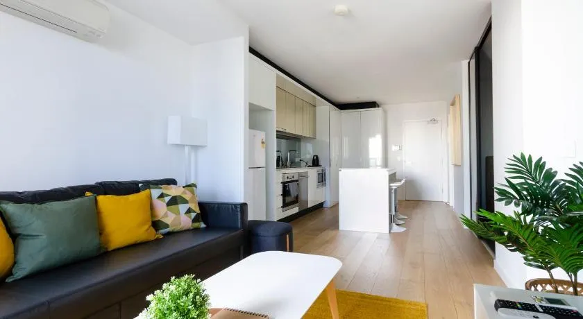 2BR CBD pad, city views, free parking, pool, gym - Image 1