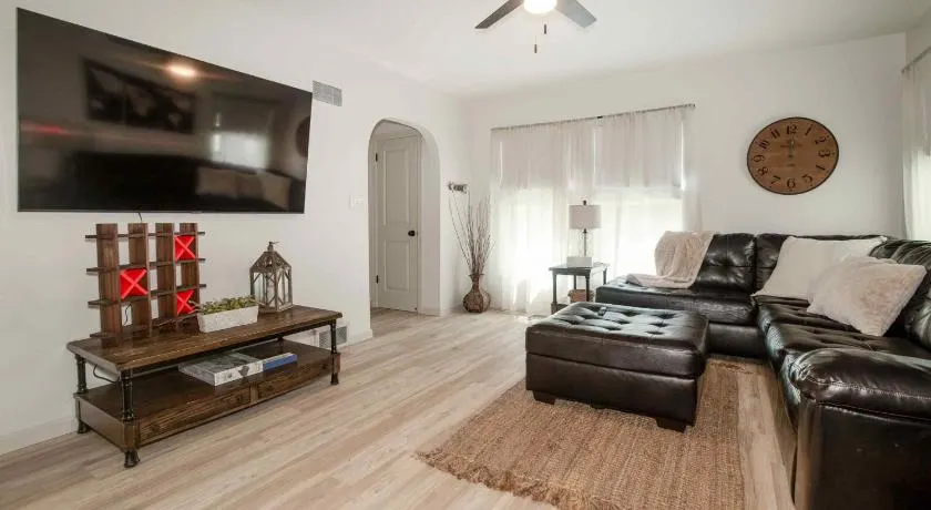 Nice East Side 3BR 2BA WIFI SMART TV - Image 1