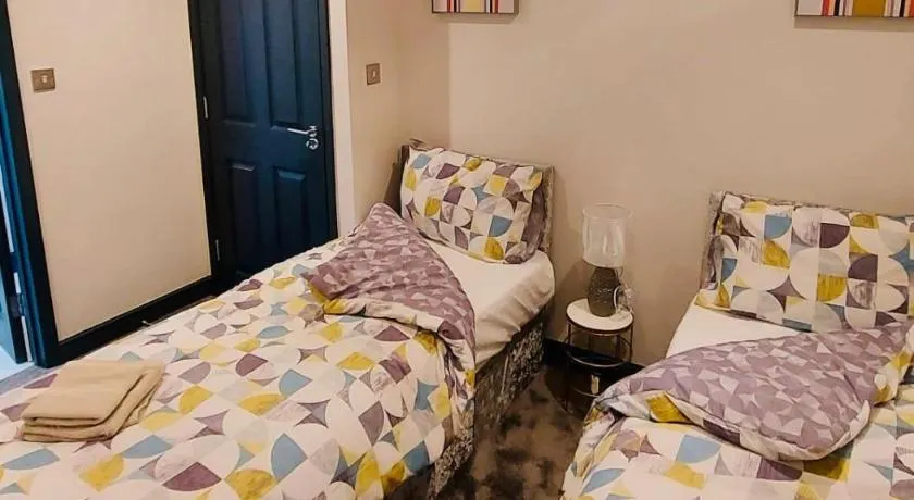 Old Green Lantern, Private En-suite Double Bedroom - Image 1