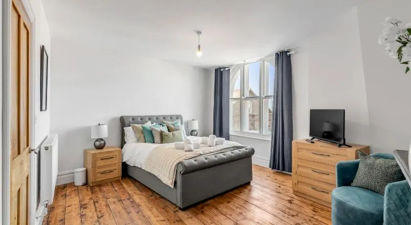 2 - Modern & Stylish 3-Bed Apartment in Cromer - Image 1