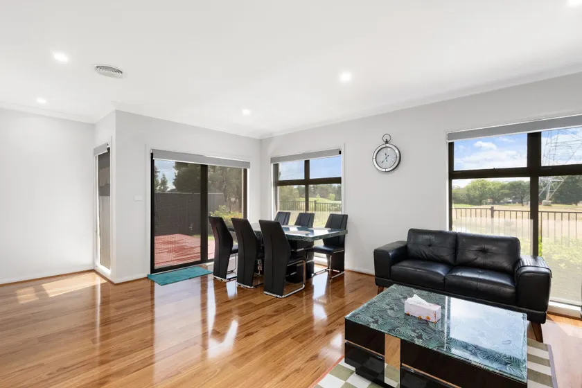 Family-Friendly 4-Bed Home with Courtyard - Image 1