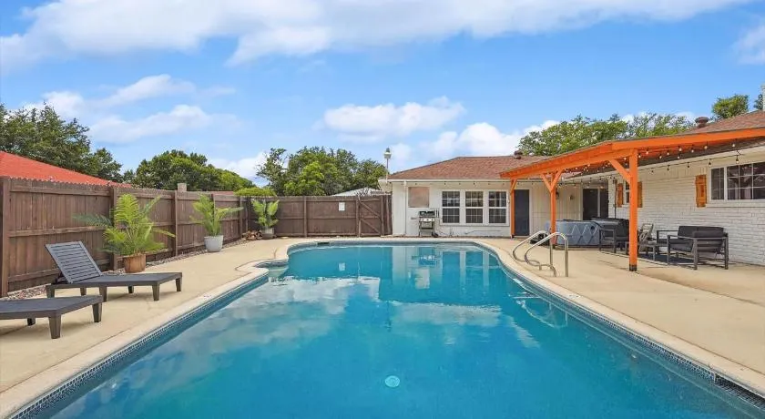 5-BR Relaxing Retreat with Pool Hot tub Fire Pit - Image 1