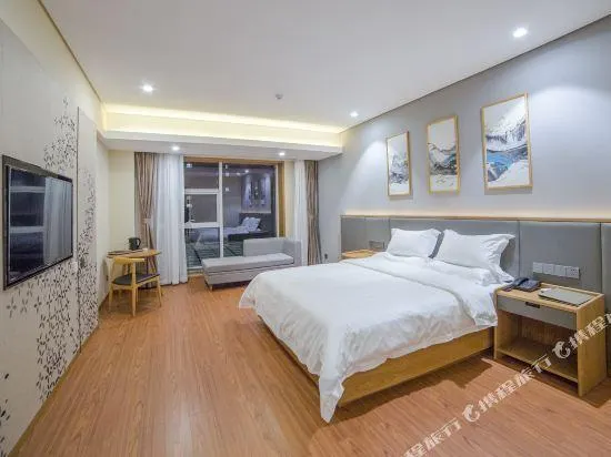 Lucky Star Hotel - Image 1