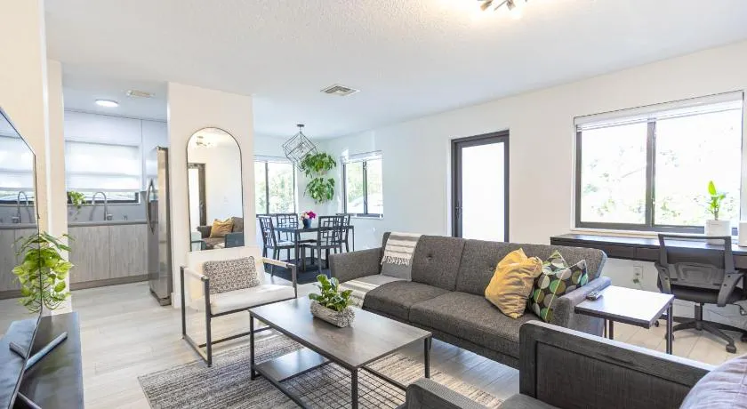 Centrally Located Modern 2bdr Home w Fast WiFi & Parking - Image 1